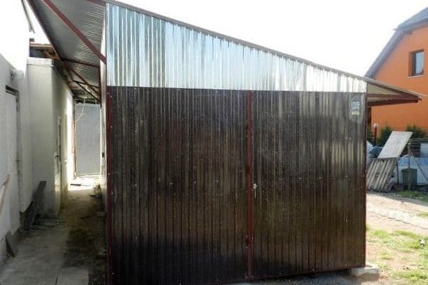 Plechová montovaná garáž 3×8 - tmavě hnědá