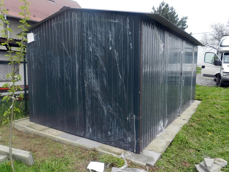 Plechová garáž 5×3 - tmavě hnědá