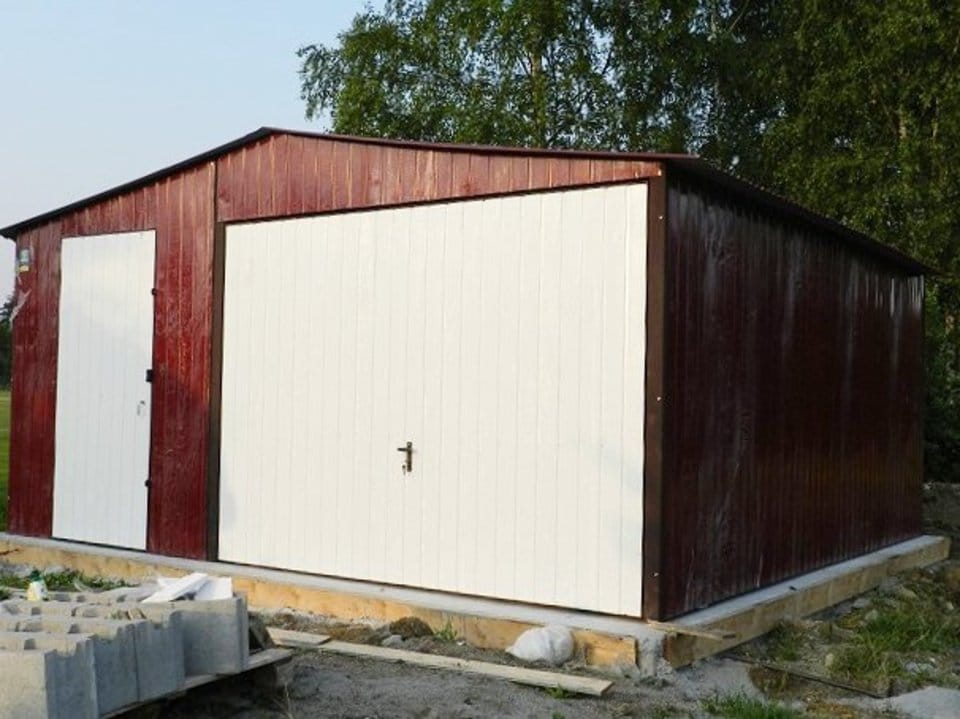 Plechová montovaná garáž 5×5 - hnědá