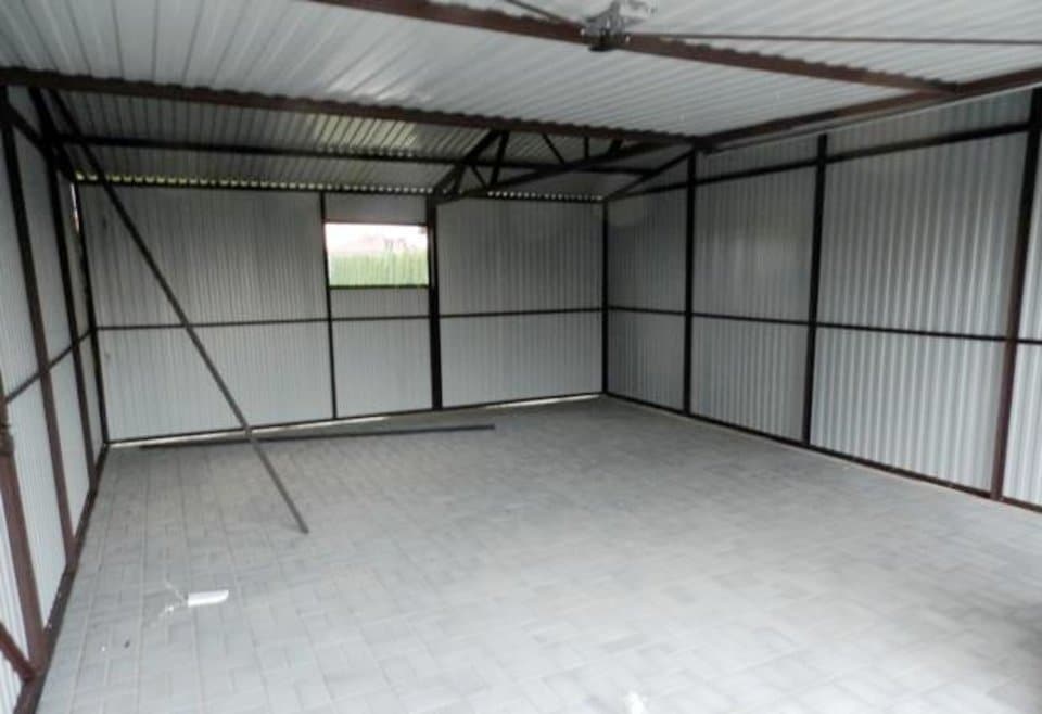 Plechová montovaná garáž 8×6 - hnědá