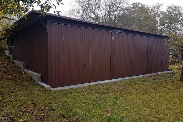 Plechová montovaná garáž 8,5×6,5m - tmavě hnědá matná