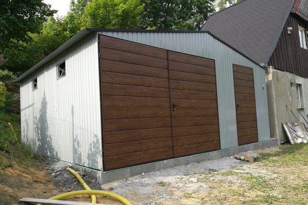 Plechová montovaná garáž 5×5m - stříbrný/zlatý dub