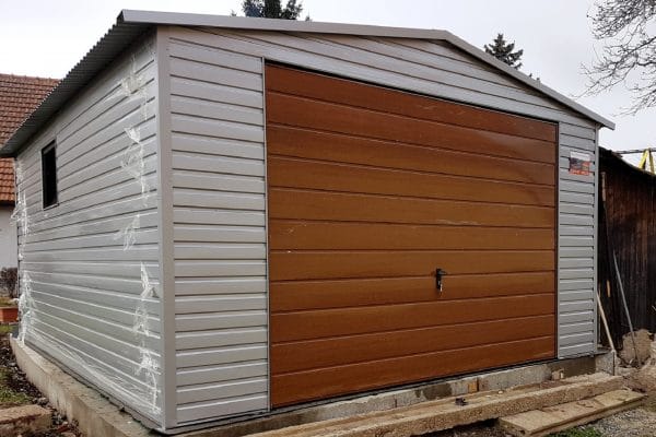 Plechová garáž 4x5m – stříbrný/zlatý dub