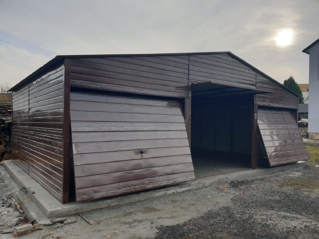 Plechová garáž 9x6 m – tmavě hnědá